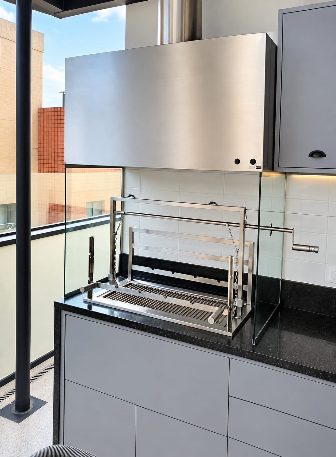 Churrasqueira a carvão em aço inox instalada em área gourmet