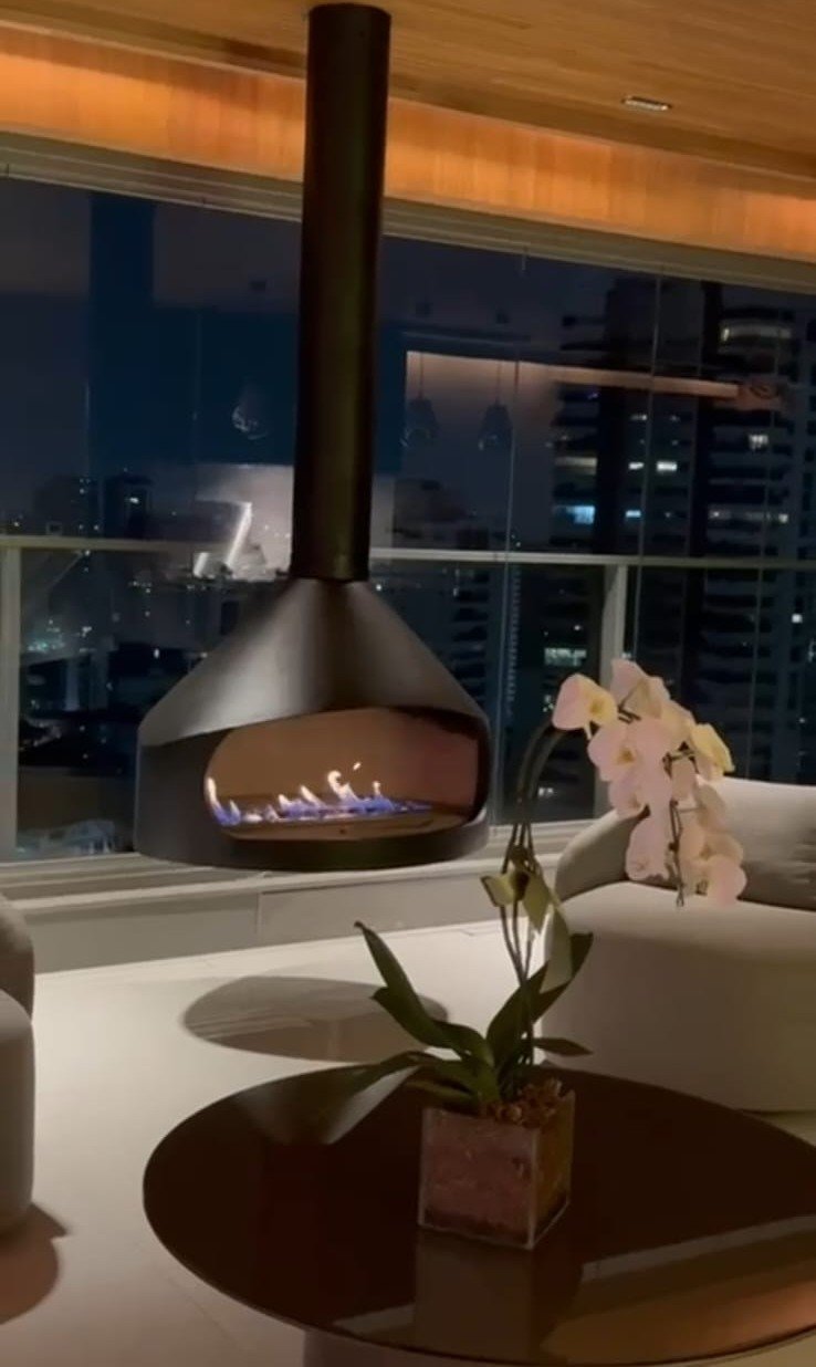 Lareira a gás Construgrill acesa