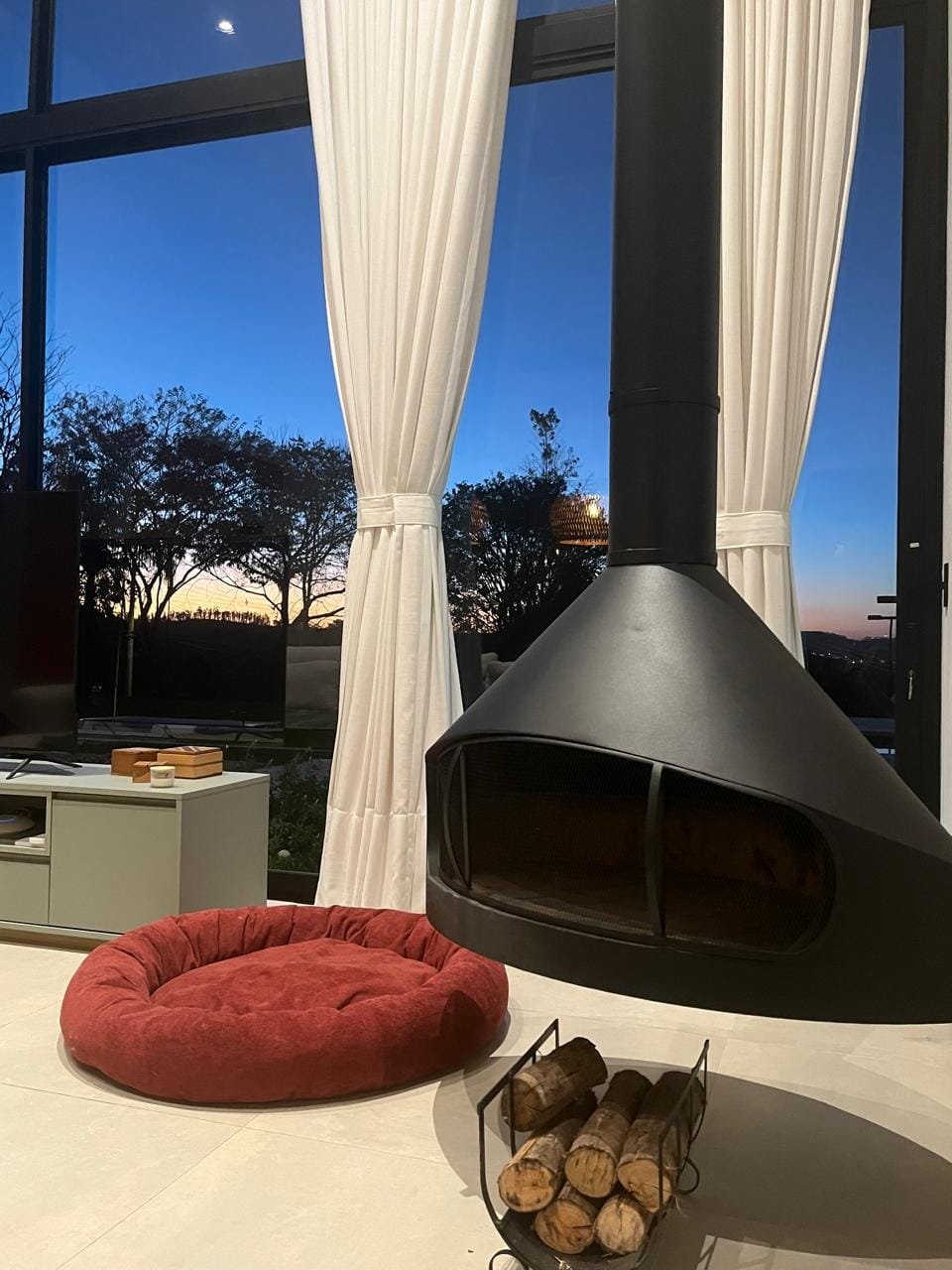 Sala de estar com lareira Construgrill